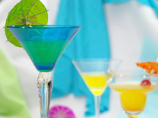 Los cocteles sí pueden elevar tu glucosa, sin embargo, hay un problema adicional: “Los carbohidratos del jugo o la soda elevarían rápidamente tus niveles de glucosa y luego el alcohol los harían bajar igual de rápido; por eso, lo mejor es evitar estas bebidas”, explica la Dra. Nora Saul, del Centro de Diabetes Joslin en Boston.