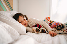 Los niños de entre 3 y 5 años de edad necesitan dormir de 11 a 13 horas diarias. Algunas veces no sienten la necesidad de dormir y pueden jugar por largas horas. La mejor manera de gastar la energía de un niño para que descanse tranquilo por noche, es a través de las actividades físicas.