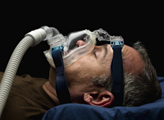 La apnea del sueño es un trastorno en el que una persona retiene la respiración durante el sueño, ya sea por unos segundos o hasta por minutos. El ronquido fuerte es un síntoma de aviso de apnea del sueño, y además de otros factores, la obesidad influye fuertemente en el riesgo de padecerla.