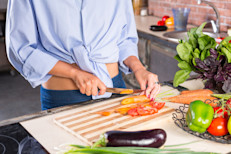 Debes utilizar tablas de cortar y platos para cada alimento y así evitar que las bacterias se propaguen de unos a otros. Es importante observar los tiempos y niveles de cocción indicados (ver etiquetas). Tampoco debes dejar comidas por largos períodos de tiempo fuera del refrigerador, y si las trasladas, debes llevarlas con conservantes de frío para mantenerlas en buen estado.