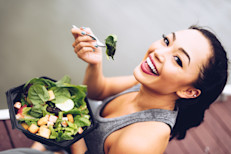 Se puede obtener vitamina E de fuentes naturales, así como de suplementos dietéticos. Sin embargo, en dosis altas, estos últimos pueden causar problemas para la salud. Los expertos señalan que la ingesta diaria recomendada de vitamina E debe ser de 15 mg. Afortunadamente, existen muchos alimentos que puedes incorporar fácilmente a la dieta para obtener esta vitamina: 