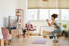 Puedes reducir la flacidez de las piernas haciendo sentadillas. Para ello, párate con la espalda erguida. Flexiona las rodillas y cadera para bajar el cuerpo (como si te fueras a sentar) hasta que los muslos estén en paralelo con el suelo. Vuelve a la posición inicial y repite. Puedes aumentar la dificultad añadiendo peso o incrementando el número de repeticiones. 
