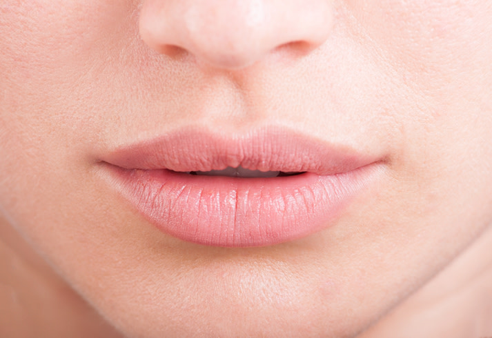 
Los labios definen la parte externa de la boca. Los seres humanos, por lo general, tienen dos: el superior y el inferior. Su función es facilitar la articulación y manipular los alimentos que llegan a la cavidad bucal. Los humanos son los únicos que tienen los labios permanentemente hacia afuera.
