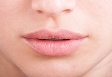 
Los labios definen la parte externa de la boca. Los seres humanos, por lo general, tienen dos: el superior y el inferior. Su función es facilitar la articulación y manipular los alimentos que llegan a la cavidad bucal. Los humanos son los únicos que tienen los labios permanentemente hacia afuera.
