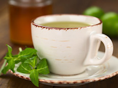 Esta hierba es popular por su fresco sabor, la menta es rica en mentol que ayuda a descongestionar las vías respiratorias y su té es usado para despejar los senos paranasales. Debido a sus propiedades antisépticas y expectorantes funciona de forma efectiva aliviando la tos con flema y mejorando mucho la condición de quien la padece.