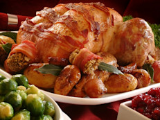 La carne de pavo tiene buena densidad de vitaminas B3 y B6. Tiene menos grasa saturada que la carne roja. La grasa saturada es necesaria para las funciones biológicas, la producción de la hormona y la energía, pero se debe evitar comerlas en exceso. 