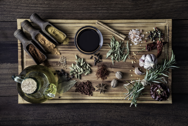 Como sabes las hierbas frescas o deshidratadas en la cocina se usan para añadir sabor a tu receta, además brinda un toque de color y aroma.