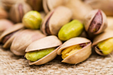 Al igual que otros frutos secos, los pistachos se pueden conseguir en varias formas: con o sin cáscaras, endulzados o salados (aunque estas últimas opciones no suelen recomendarse debido a la presencia de sodio y azúcar). Puedes comerlos directamente crudos u horneados, así como molerlos o usarlos en polvo para agregarlos a tus platillos o bebidas favoritas. Solo recuerda guardarlos en recipientes herméticos y lugares frescos para que duren muchos meses.