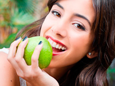 La saliva ayuda también en el proceso de digestión. Antes que tus alimentos lleguen a tu estómago, la saliva empieza a descomponerlos mientras aún están en tu boca. Esto lo hace con la ayuda de las enzimas, un tipo de sustancias químicas que facilitan un poco el trabajo de la lengua que empujara más fácilmente hacia la garganta la comida masticada.