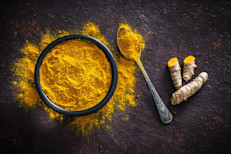 La capsaicina y la curcumina, que se encuentran en los chiles y en la cúrcuma respectivamente, son dos compuestos que han demostrado ser eficaces para disminuir la inflamación. Con respecto a sus beneficios para aliviar los síntomas de la psoriasis, la evidencia disponible proviene de pruebas en las que se aplicó crema con capsaicina o se usaron suplementos de curcumina.