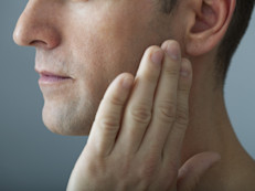 Durante el día conviene realizar movimientos de relajación y alternar con masajes en la zona de la mandíbula, la cara y el cuello para aflojar tensiones. 