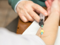 El tratamiento consiste en extraer sangre del brazo periódicamente (flebotomía), como cuando se dona sangre: es seguro y eficaz. Los pacientes pueden llevar una vida normal si comienzan a tratarse antes de que se produzca daño a los órganos, informan los Centros para el Control y Prevención de Enfermedades (CDC). El pronóstico depende de la cantidad de daño en los órganos, y el tratamiento temprano es fundamental.

