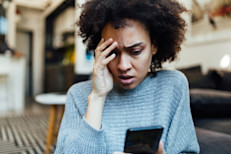 Existen muchas formas de conseguir un uso saludable de los dispositivos electrónicos e Internet, aunque los expertos reconocen que al tratarse de una adicción que literalmente se encuentra al alcance de la mano, puede ser difícil de concretar. Ten en cuenta los siguientes consejos para ponerlos en práctica gradualmente y así superar una adicción al celular: