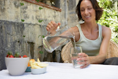 Opta por el agua y limita el jugo de fruta a un vaso pequeño por día, preferentemente de fruta natural y no envasado.