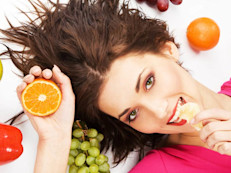 La comida chatarra es la principal enemiga de nuestra salud y consumirla se refleja en la salud de nuestra piel en forma de resequedad, arrugas, manchas o flacidez, ya que tienden a deshidratarla, incrementa la producción de aceite en la piel y la aparición de acné, y acelera el proceso de envejecimiento. 