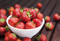 Las moras, gracias a su alto contenido en antioxidantes, podrían estabilizar el azúcar en sangre y tonificar la memoria. Mientras que las fresas, gracias a su importante contenido de vitamina C, funcionarían como poderosos reconstituyentes naturales. Recuerda agregar estas frutas a los postres, ensaladas frutales y al preparar un desayuno nutritivo.