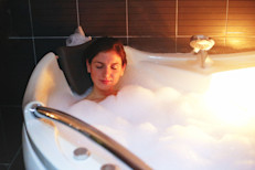 No subestimes los efectos relajantes del baño caliente. Para que sea más efectivo mezcla en un recipiente grande 5 litros de agua a 30 centígrados (°C) 100 gramos (g.) de flores de lavanda, 100 g. de melisa y 100 g. de menta piperita. Deja reposar durante 15 minutos, cuela y agrega al agua caliente de la bañera.  