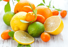 Los cítricos como la naranja, limón y toronja son ricos en vitamina C, que favorece la producción de colágeno y ayuda a mantener la piel firme y saludable. Además, tienen un alto poder antioxidante que protege a las células del daño causado por los radicales libres, por lo que ayudan a evitar el envejecimiento prematuro y aceleran la renovación de las células de las capas superficiales de la piel.