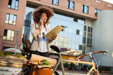 Andar en bicicleta puede tener mejores resultados de lo que te imaginas. Pedalear se ha vuelto una moda ecológica y es una buena manera de estar en condición casi sin darse cuenta. Aunque las piernas son las más activas en este ejercicio, también estás trabajando la parte superior del cuerpo, pues permite mantener balance y equilibrio.