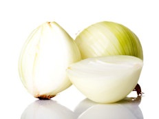 La cebolla es después del ajo uno de los antibióticos naturales más populares, posee grandes efectos antiinflamatorios que contrarrestan la congestión nasal. Simplemente hay que cortar en cuatro partes una cebolla de tamaño mediano y colocarla en la mesita de noche antes de acostarse para que su aroma llegue directamente a las fosas nasales y haga mayor efecto.