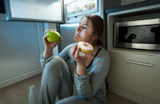 Comer demasiado tarde por las noches puede afectar tu digestión. Desecha ese hábito de comer de noche y procura consumir tus últimos alimentos al menos dos horas antes de dormir. Si no puedes dormir, no busques solucionarlo con comida, mejor lee un libro o escucha música en las noches de insomnio.