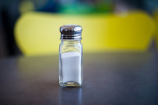 Algunas personas son más sensibles a los efectos de la sal que otras y deben comer menos. Por ejemplo, quienes tienen presión arterial alta, diabetes o problemas renales, o son mayores de 50 años. Leer las etiquetas de los alimentos puede ayudarte a saber la cantidad de sodio que hay en ellos.