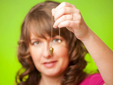 Natural Medicines, la base de datos exhaustiva de medicina alternativa y medicamentos naturales, refiere que la evidencia científica preliminar de la hipnosis no es concluyente y se necesita de mayor investigación antes de llegar a una conclusión firme. Se cree que las personas con hemofilia y otras afecciones de coagulación pueden ser capacitadas para reducir el dolor agudo, dolor crónico y la ansiedad. 