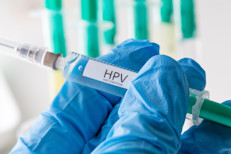 Además del uso de condones y barreras orales durante las relaciones sexuales, las autoridades aconsejan vacunarse contra el VPH. Los CDC recomiendan que todos los chicos y chicas de 11 y 12 años reciban 2 dosis de la vacuna contra el VPH, actualmente disponible.