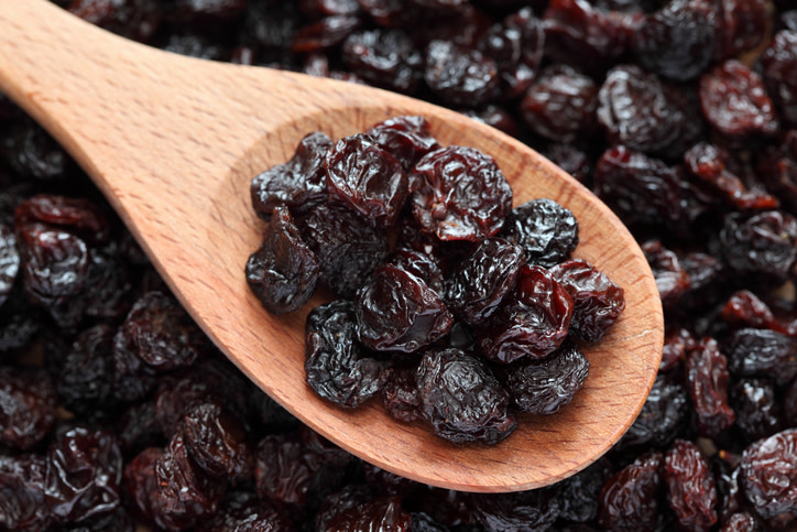 Pueden ser amarillas, marrones o moradas, pero sus beneficios serán los mismos. Las pasas de uvas son bocadillos sabrosos y prácticos para comer en cualquier lugar y momento del día. Sin embargo, estos pequeños frutos también esconden fantásticas propiedades. Aquí te contamos por qué siempre debes llevar una porción en tu bolso o mochila.