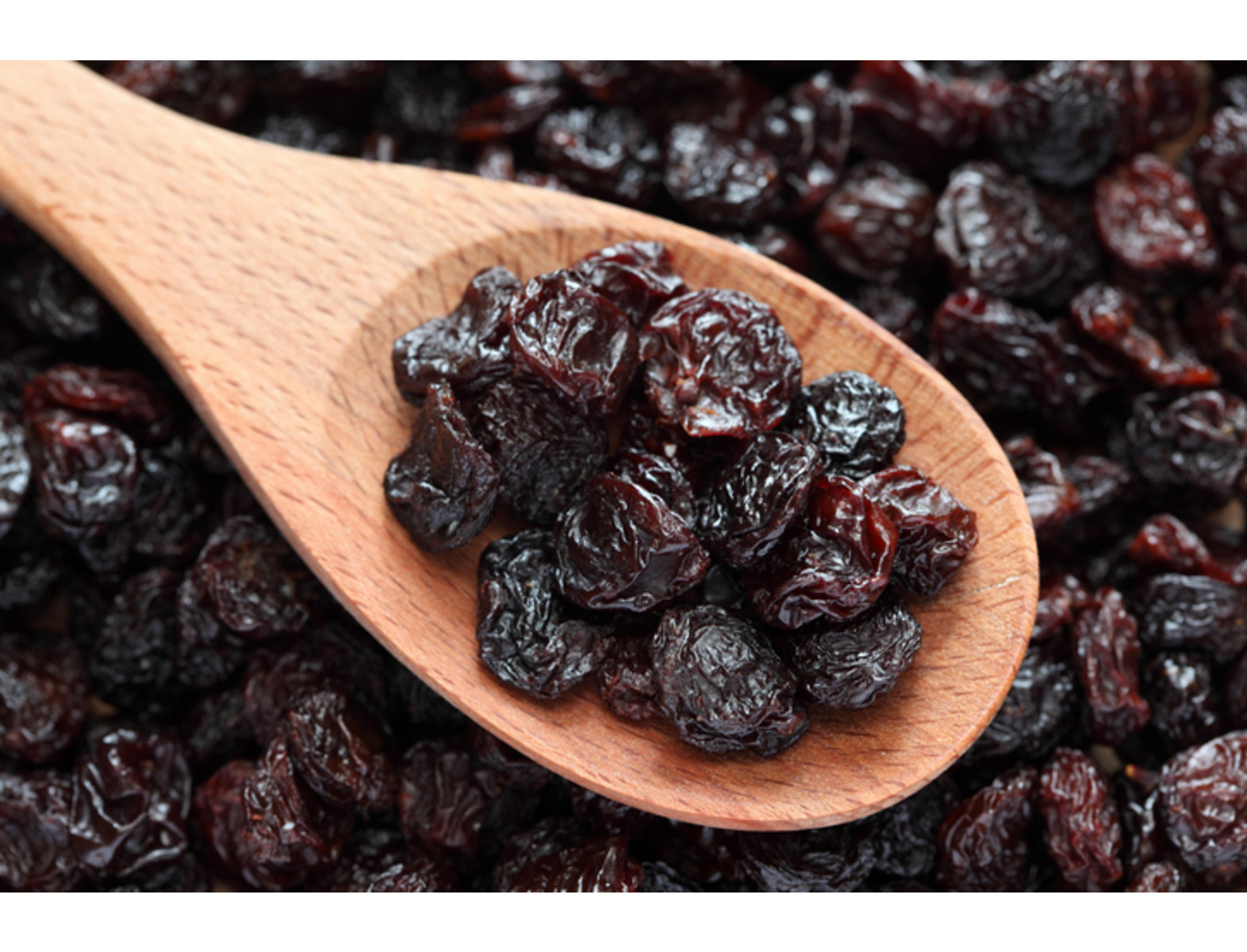 Pueden ser amarillas, marrones o moradas, pero sus beneficios serán los mismos. Las pasas de uvas son bocadillos sabrosos y prácticos para comer en cualquier lugar y momento del día. Sin embargo, estos pequeños frutos también esconden fantásticas propiedades. Aquí te contamos por qué siempre debes llevar una porción en tu bolso o mochila.