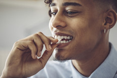 La acción de masticar fortalece los diferentes músculos de tu rostro y cuello, permitiendo tonificarlos y evitar que se atrofien, eliminando así la papada. Solo recuerda realizar esta opción con prudencia, emplear una buena cantidad de chicle, masticar de forma exagerada y elegir opciones sin azúcar.