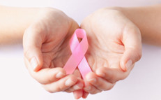 El riesgo de padecer cáncer de mama postmenopáusico entre las mujeres obesas aumentó un 11% por cada 11 libras (casi 5 kilos) de aumento de peso, sobre todo si nunca habían utilizado la terapia de reemplazo hormonal. Además, aumenta el peligro de padecer también cáncer de endometrio.