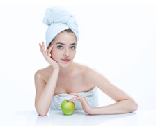 Las mascarillas de manzana y miel son ideales para cuando la piel se encuentra reseca y muestra síntomas visibles de descamación y deshidratación. Para hacerla, mezcla una manzana rallada con una cucharada de miel y unas gotas de jugo de naranja. Las propiedades humectantes de la manzana ayudarán a revertir la sensación tirante.