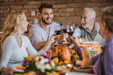 Viene la cena de Acción de gracias que, si bien es un momento único para reflexionar sobre lo que tenemos y compartir con nuestros familiares y amigos, también significa ingerir un montón de platos y bebidas deliciosos y ricos en calorías. ¡Y justo después comienza la Navidad y sus innumerables tentaciones gastronómicas!