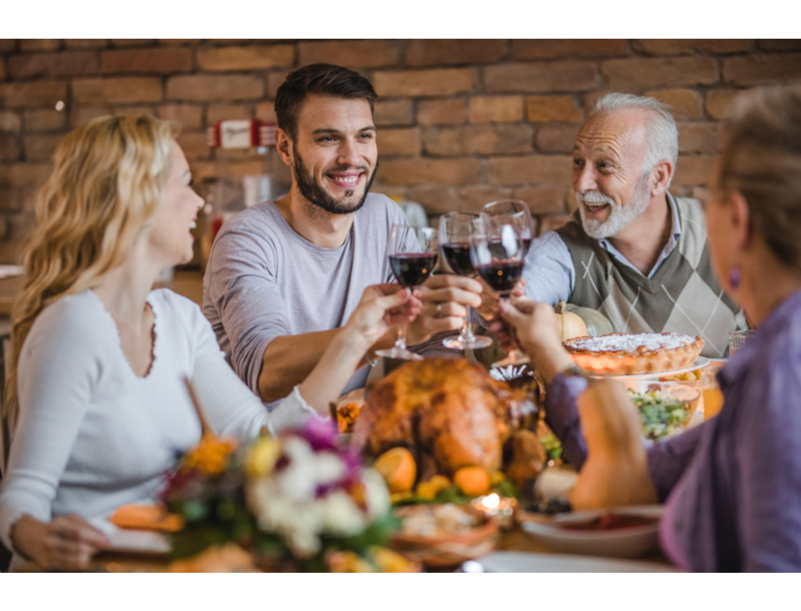 Viene la cena de Acción de gracias que, si bien es un momento único para reflexionar sobre lo que tenemos y compartir con nuestros familiares y amigos, también significa ingerir un montón de platos y bebidas deliciosos y ricos en calorías. ¡Y justo después comienza la Navidad y sus innumerables tentaciones gastronómicas!