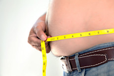 La obesidad puede estar relacionada con los altos niveles de ácido úrico en la sangre. Las personas que tienen sobrepeso deben consultar con su médico para decidir sobre un programa para la pérdida de peso razonable. El ayuno o una dieta drástica pueden aumentar los niveles de ácido úrico y provocar que la gota empeore.