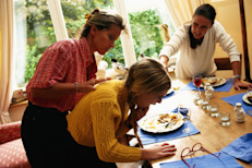 La asfixia es un verdadero peligro para la salud, las autoridades estiman que más de 3.000 personas mueren cada año solo en EE. UU. por este motivo. Para evitar el atragantamiento en las fiestas, toma bocados pequeños, mastica despacio y con cuidado, y evita hablar o distraerte mientras comes. Ten cuidado con los perros calientes, uvas, dulces con nueces, y las frutas y vegetales muy duros.