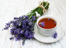 Hacer té de lavanda en casa es un proceso muy sencillo. Agrega 3 o 4 cogollos secos o frescos en una taza de té y vierte agua hirviendo. Deja reposar durante 5 minutos (puedes tapar la taza para mantener el vapor dentro, e infundir más el té). Finalmente, cuela y endulza con miel o cualquier sustituto del azúcar para agregar sabor.  