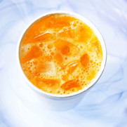 Tienen pocas calorías y vienen en varios sabores. Pueden ser una buena alternativa a otras bebidas con azúcar. Generalmente, estos preparados también contienen endulzantes con pocas calorías. Además de tener pocas calorías (de 5 a 10 por porción de 8 onzas), tienen menos de 5 gramos de carbohidratos por porción.
