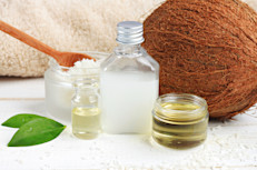 Con la ayuda del aceite de coco se pueden eliminar con mayor facilidad las escamas de la piel cuando está muy reseca, dejándola mucho más suave y tersa. Esto es posible gracias a que ayuda a mantener la capa externa de queratina de la piel, manteniéndola flexible. Esta misma cualidad es de ayuda para hidratar el cabello.