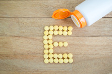 Debido a su rica cantidad de vitaminas del complejo B, cuando se usa en preparaciones de aromaterapia, el aceite de jojoba puede mejorar el funcionamiento del sistema inmunitario. También se destacan sus altos niveles de vitamina E, vinculada con una mayor prevención del estrés oxidativo y de las enfermedades crónicas.