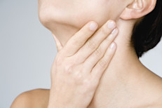Con la espalda bien recta, echa la cabeza hacia atrás hasta mirar el techo y haz el gesto de "tirar" un beso lenta y pronunciadamente. Puedes repetir este ejercicio entre 5 y 10 veces, y realizar 3 sesiones al día. Esto te permitirá elongar y tonificar los músculos del cuello.