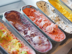 Una opción más saludable a la hora de tomar un helado es elegir los sabores en base a agua, que están elaborados sin cremas. En general son los sabores frutales los que entran en esta categoría, indica el USDA.