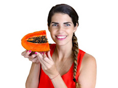 Para muchas mujeres el vello facial resulta francamente molesto y algo no deseado. Sin embargo, la papaína que contiene la papaya puede ayudarte a retrasar su crecimiento y lidiar con este problema estético. Simplemente debes machacar perfectamente un trozo de papaya con un tenedor y añadir un cucharada de cúrcuma. Aplica la mezcla con un masaje circular en dirección de arriba abajo del rostro. Enjuaga perfectamente.