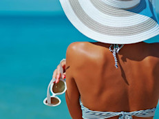La papaya, rica en carotenos, es perfecta para conseguir y mantener un hermoso bronceado, toda vez que ayuda a aumentar la producción de melanina, pigmento responsable del color de la piel y precisamente el que broncea y protege la epidermis del sol. Al aumentar tu consumo de papaya, sus nutrientes facilitarán la acción de la melanina, también puedes licuar perfectamente una papaya y aplicar la pulpa como si fuera crema po