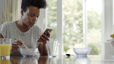 Si eres de las personas que revisa compulsivamente su celular cada pocos minutos puedes probar con establecer ciertos plazos de chequeos. Por ejemplo, comienza haciéndolo solo cada 5 minutos (un cronómetro o alarma te puede ayudar a cumplir el plazo). Una vez que seas capaz de mantener ese ritmo, asciende a 10, luego 15, 20 y así constantemente.