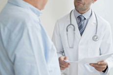 Especialistas de la Clínica Mayo explican que tratar los niveles bajos de testosterona relacionados con  terapia hormonal es un tema controvertido. En algunos casos, esta alivia los síntomas, pero en otros puede que no ayude y hasta podría causar riesgos para la salud (crecimiento de la próstata, ataque cardíaco, accidente cerebrovascular).