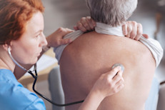 La mayoría de las personas que enferman de gripe tienen un cuadro leve y no necesitan ver a un médico. Sin embargo, los ancianos mayores de 65 años, los niños menores de 5 años, las embarazadas y las personas con enfermedades crónicas, pueden padecer de muchas complicaciones. Presta atención si estás en un grupo de riesgo.