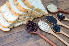 "Los carbohidratos ricos en fibra (como las legumbres, cereales integrales, verduras y frutas con almidón) y los carbohidratos ricos en proteínas (como las legumbres, el yogur y la leche) son generalmente más nutritivos que los carbohidratos bajos en fibra (como los granos refinados, panes, galletas, dulces y bebidas azucaradas) dice la Dra. Taylor.