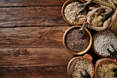 Gracias a su composición nutritiva, los cereales integrales ayudan a mejorar los niveles de colesterol en sangre y disminuyen el riesgo de enfermedades cardíacas, derrames cerebrales, obesidad e incluso diabetes tipo 2. Otra gran ventaja es que ayudan a perder peso, debido a que la fibra puede aumentar la sensación de saciedad y reducir la ingesta de calorías.